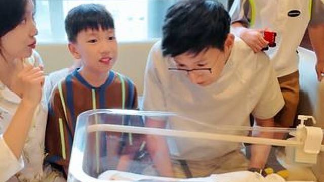 你们家宝宝睡觉也会被自己的手吓醒吗？ #人类幼崽 #新生儿