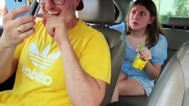 用妙计偷吃老爸糖果，这招数简直太厉害了！ #逗你一笑烦恼忘掉 #哈哈哈娱乐一下 #这操作都看傻了 #