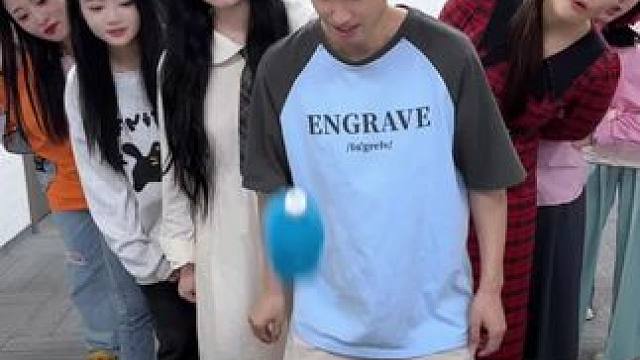 立瓶子拿石榴，哈哈好玩 #真会玩系列 #意想不到的结局 #办公室日常 #挑战