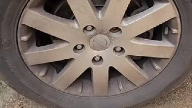 刹车产生的铁粉会吸附在轮毂上，要及时清理，不然会氧化轮毂 #汽车好物 #清洗轮毂