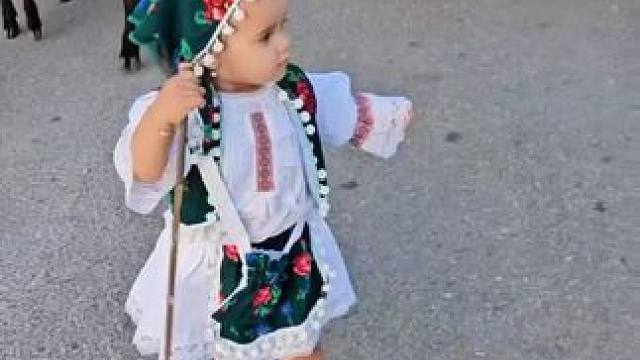 你多大的时候找到第一份工作？而在喀尔巴阡山脉温柔环抱的小村落里，却有一位年仅一岁、步履尚显蹒跚的小牧