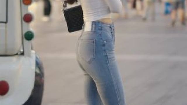 估计又失恋了 #性感牛仔裤 #妩媚性感 #甜美女孩 #完美身材