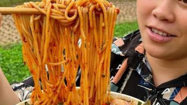 今天欧妹做一大碗辣椒炒肉拌粉吃过瘾 #美食 #美食分享 #农村生活 #记录生活