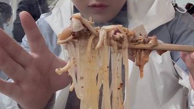 #谁懂这个视频对吃货的杀伤力 #就问你们馋不馋就完了 #大口吃肉的感觉太爽了 天冷了解锁新吃法，羊杂