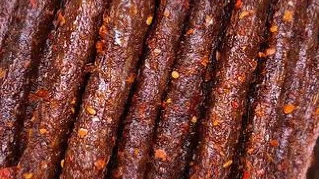 吃起来又麻又辣，一口下去嚼劲十足，满嘴爆汁，是真的香#好吃到停不下来 #零食推荐 #辣条