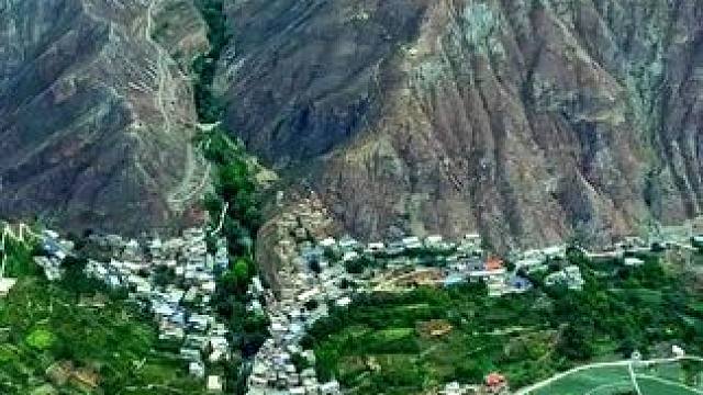 这是在川西黑水县瓦钵梁子俯瞰黑水河谷的色尔古镇