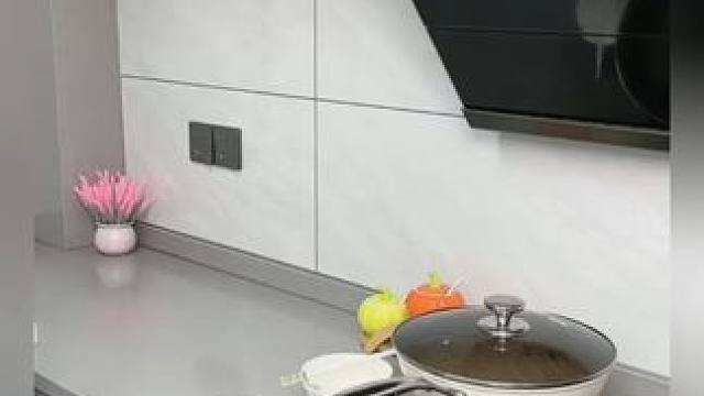 炉灶旁装个吸盘锅盖架，收纳锅盖节省空间 多层的能同时收纳两个锅盖，底部带沥水盒不会弄脏台面#免打孔锅