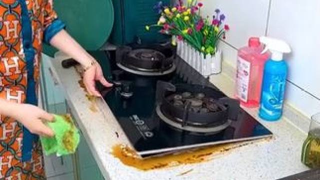厨房灶台边容易藏污纳垢，贴上没有缝隙好清理，水池边也可以贴