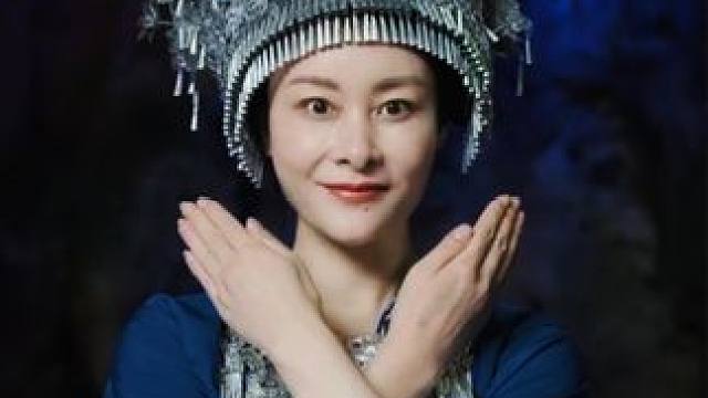 苗族服饰变身 蓝底白画，至简之色，开出至繁之美#非遗文化 #蜡染  #非遗 #民族特色民族文化 #苗