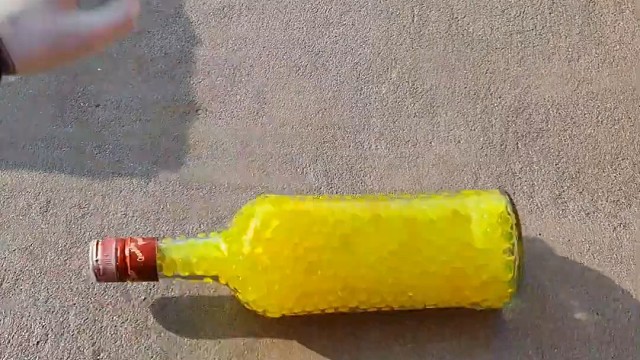 楼梯滚瓶子爆破解压时刻