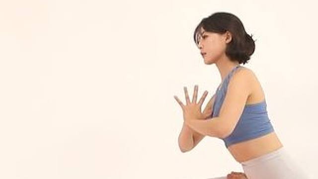 零基础学瑜伽：树式变体半跪 零基础学瑜伽：树式变体下蹲
这个动作是树式的进阶版，它在树式的基础上，加