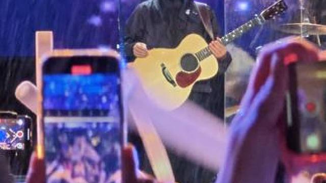 许巍，为了向往自由，我辞职了 #音乐现场 #万人合唱 #许巍