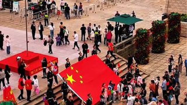 10.1日早上9点剑门关景区举行了升国旗唱国歌的仪式活动#一帧中国·大美广元#看身边变化讲广元故事#