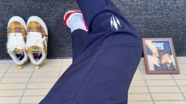 挖到#布克 同款神裤的平替了！这个版型真的帅！上宽下窄不挑腿型，裤脚做了微锥拉链设计，闪电小logo