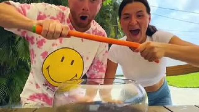 胡萝卜玩出新花样，这操作简直太有才了！ #是时候展现真正的技术了 #哈哈哈娱乐一下 #逗你一笑烦恼忘