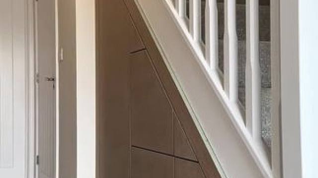 美国小哥给自己家里闲置的空间增加储物柜！#施工工艺 #能工巧匠 #匠心制作