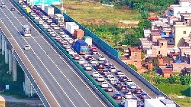 9月30日下午至10月1日早上，许广高速清远段严重拥堵，长长的车龙排到了清西大桥南岸。#直击国庆出行