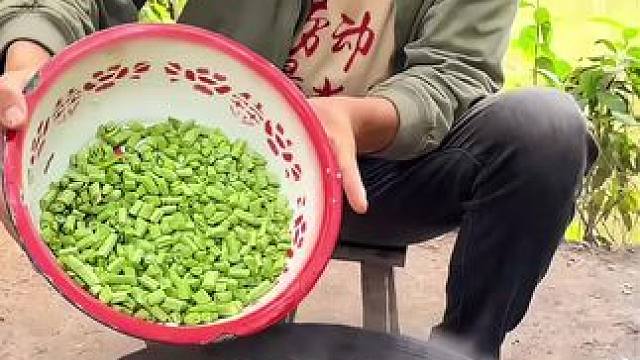 #农村美食 #民族美食迎国庆 腊肉豆角焖饭香的很啊