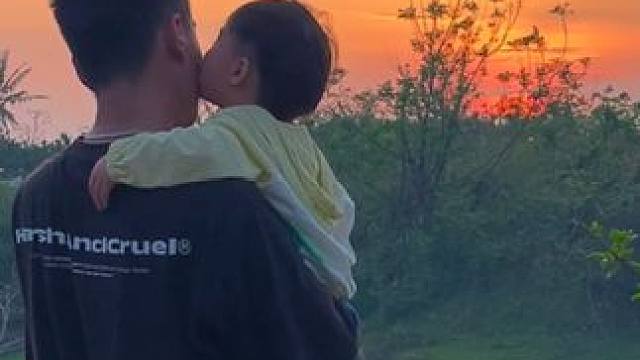 #夕阳下的背影 #和你在一起的每一天都值得被记录 最好的人像孩子一样真诚，像夕阳一样温暖，像天空一样