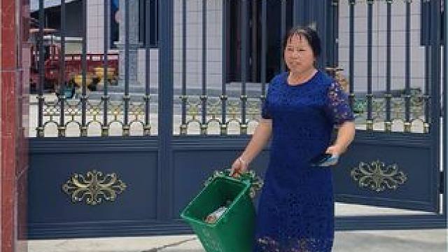 你们在城里住的挨挨挤挤的楼房，她们在农村住着宽敞舒服的别墅，你说哪个好？#农村自建房 #农村 #记录