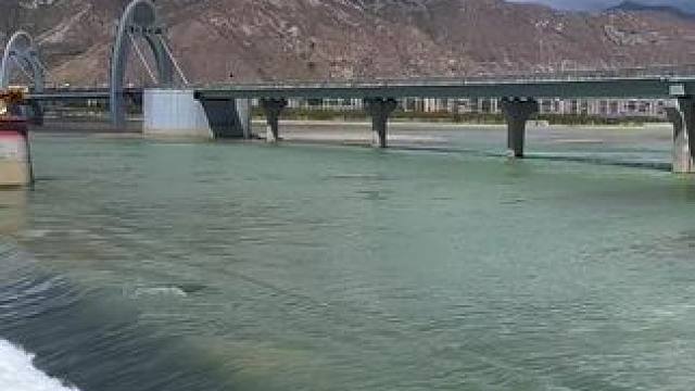 潺潺流水，治愈身心！拉萨的河流，诉说着岁月的流转与生命的不息#这是我看到的西藏 #净化心灵的地方