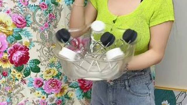 轻奢款脸盆挂钩，吸盘式固定，方便快捷，结实牢固，一个挂钩可同时收纳多个脸盆，节省空间，打扫卫生也方便