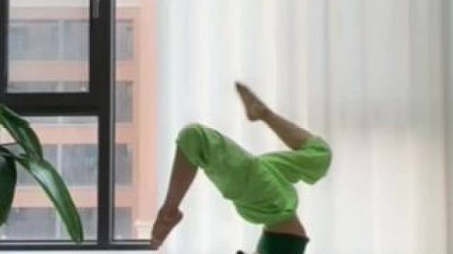 没有谁可以回到过去，但谁都可以从现在就开始。
#瑜伽#什么时候开始都不晚 #倒立#头肘倒立转前臂倒立