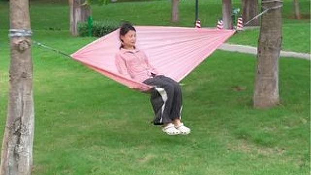 轻薄透气的面料，它既是一个吊床，又是一个秋千，收纳还十分小巧#户外吊床 #秋千吊床 #户外吊床推荐 