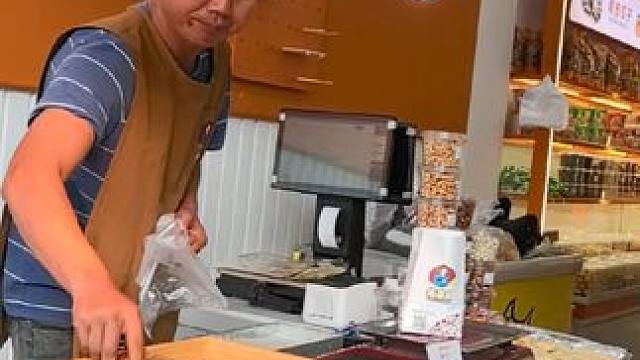 #栗子哥 #高手在民间 #国庆 ，有人来挑战，称错免费，自信的男人最帅！祝大家国庆节快乐