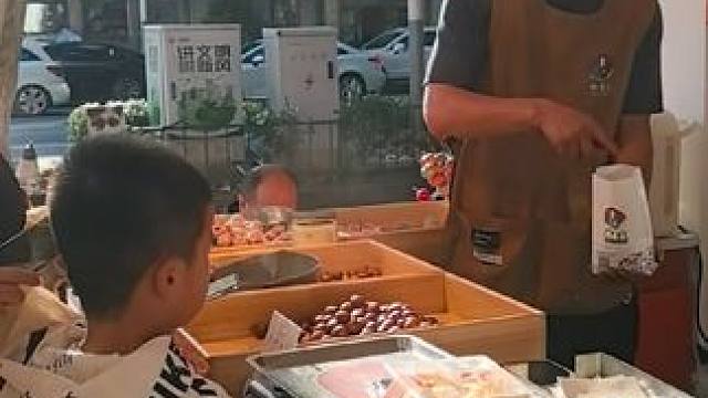 #栗子哥 #高手#牛人  ，称重这小子太牛掰！据说卖了28年栗子了，说多少是多少，惊呆了！✊