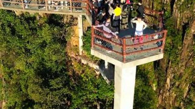 神奇的湖南莽山刀片山，八公里的绝壁栈道基本都是平路，老人小孩来这里都能实现无痛爬山。#航拍莽山 #一