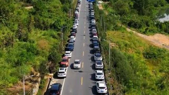 起猛了，头一次看见进莽山的公路停了这么多车#航拍莽山 #一座不用爬的山 #莽山五指峰景区