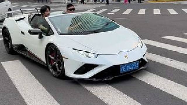 上海汤臣一品少爷坐着敞篷兰博基尼出来逛街，这回头率太高了！#兰博基尼 #汤臣一品 #dou是好车 #