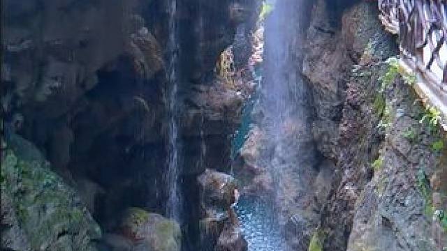 亿万洪荒之力造就了这个大峡谷，奇景怪石瀑布千姿百态。铜仁大峡谷。