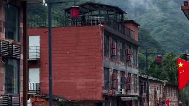 我与岁月一起 乐在其中 ，我与岁月一样 言不由衷……