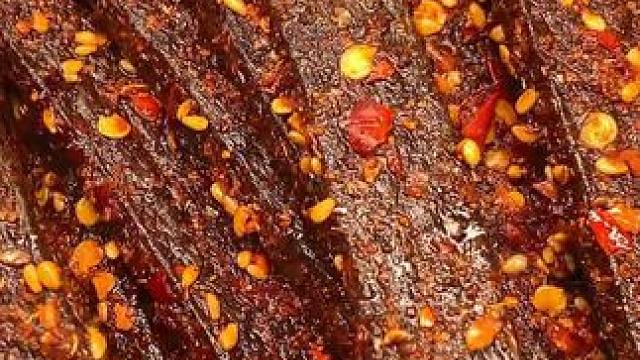 又麻又辣的黑金辣条，一口下去满嘴爆汁，真的太过瘾了#追剧小零食 #办公室零食 #哎呀妈呀太香了