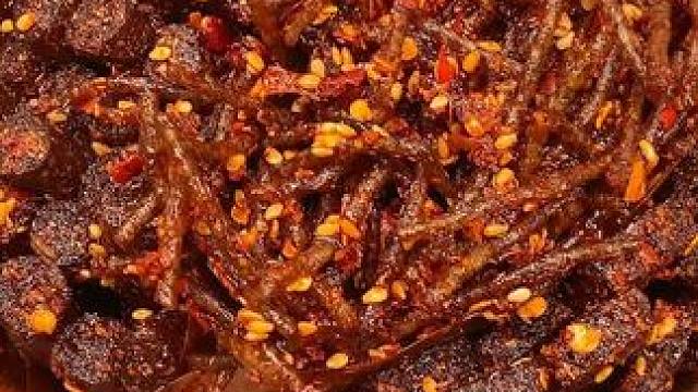 又麻又辣的黑金辣条，一口下去满嘴爆汁，真的太过瘾了#好吃到停不下来 #妈呀太香了 #零食推荐