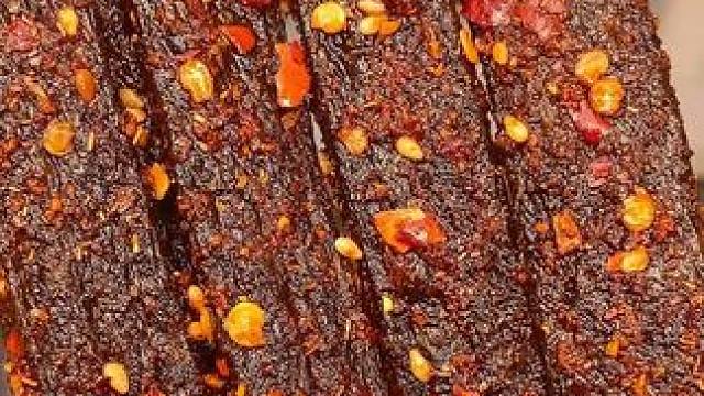 吃起来麻麻辣辣的，一口下去满嘴爆汁，嚼劲十足，太上头了#辣条 #零食推荐 #追剧小零食