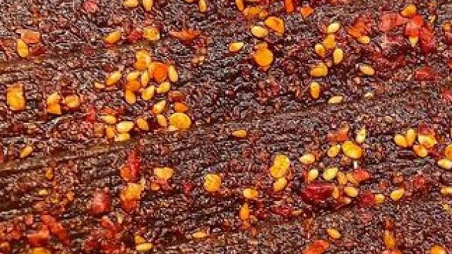 吃起来又麻又辣，一口下去嚼劲十足，满嘴爆汁，是真的香#妈呀太香了 #辣条 #零食推荐