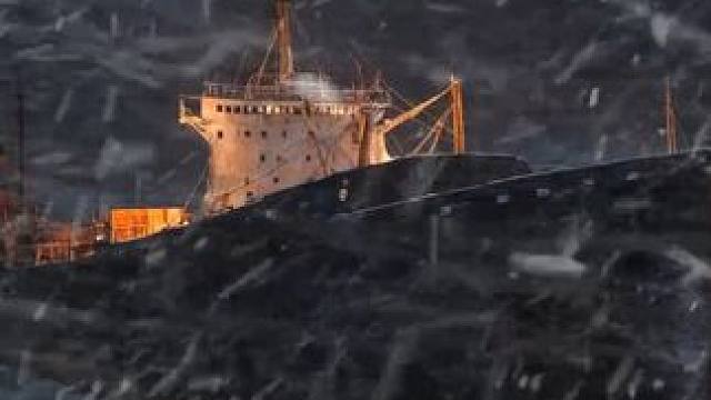 助眠视频，在冰川上遭遇暴风雪，困在温暖的船舱里，听着风雪声入 #白噪音 #助眠声音 #助眠视频 #解