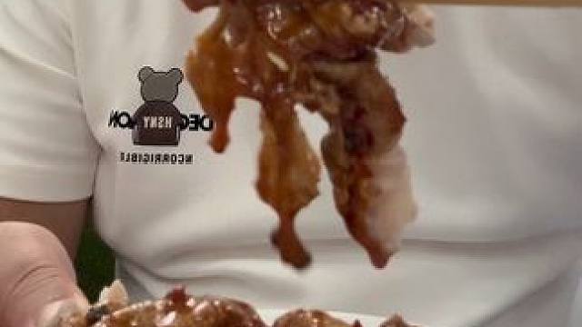 #谁懂这个视频对吃货的杀伤力 #大口吃肉的感觉太爽了 #就问你们馋不馋就完了 国庆节快乐，这是我们青