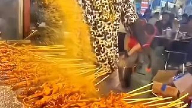 烧烤调料能撒能蘸 有了这款烧烤调料，在家也能吃到好吃的烤肉烤串了!能撒能蘸，麻辣鲜香，味道简直太好啦