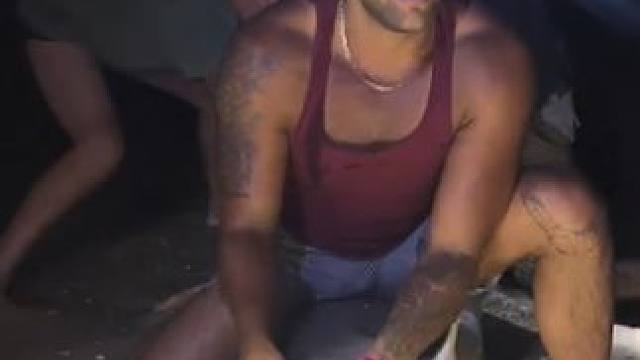 摘鱼钩也挺危险的 #国外视频分享 #好大一条鱼 #钓鱼人就是这么疯狂