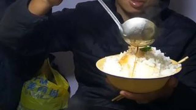 北方天气越来越冷了羽绒服都穿上了，躲在小房车里炖红烧肉吃真爽#户外美食 #穷游 #寒潮