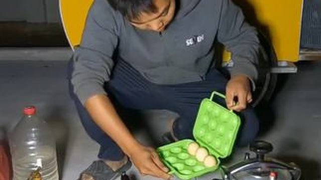 穷游山西大降温幸亏小房车保暖效果好不然就惨了，晚饭吃大葱煎蛋#穷游 #寒潮 #户外美食