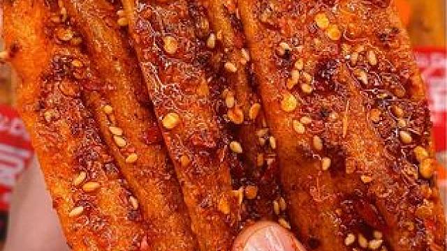 不能吃辣的千万不要挑战这个爆辣豆皮，真的太辣了#无辣不欢 #辣条 #零食推荐