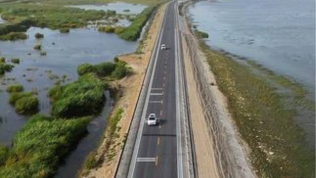 博斯腾湖，是我国最大的内陆淡水吞吐湖。博湖环湖公路正式免费通车，一边是浩渺的湖水一边是壮观的沙漠，一