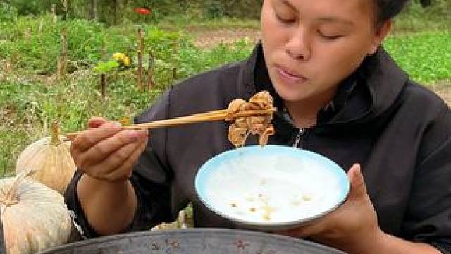 山里开始降温了，做个麻辣肥肠火锅吃过瘾 #美食 #农村生活 #火锅 #肥肠
