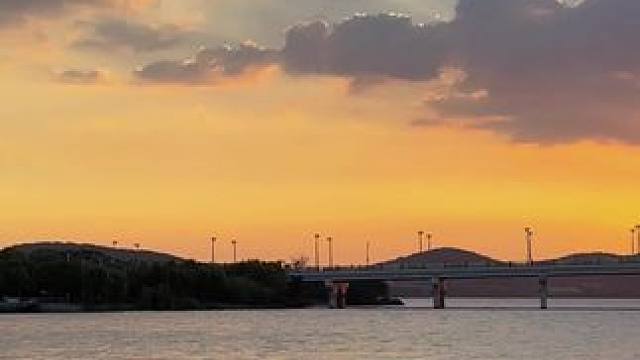 如果你也刚好抬头看！#秋天的日落有多美 #落日余晖映晚霞一抹夕阳美如画 #想把好看的天空分享给你