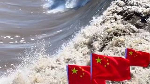 弄潮儿向涛头立，手把红旗旗不湿#钱塘江大潮 #我爱你中国